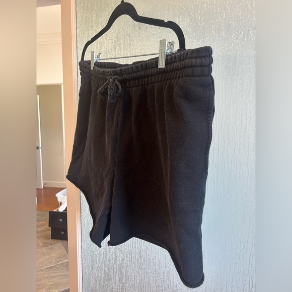 TNA (Aritzia) Cozy Fleece Boyfriend Sweatshorts - Picture 2 of 10
